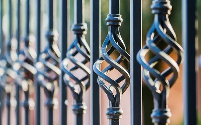 Фото домов с профнастилом: удачные решения