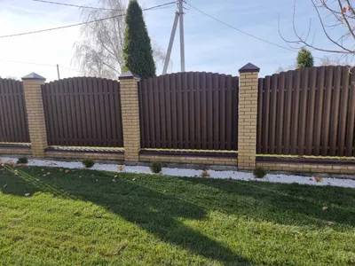 Идеи дизайна дома и забора из профнастила: фото и картинки