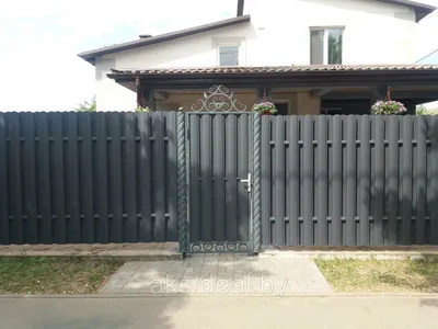 Примеры использования профнастила в дизайне дома и забора: фото идеи