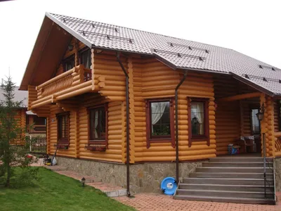 Фотография дома из бруса с крыльцом
