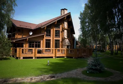 Картинка дома из бруса с панорамными окнами на фото