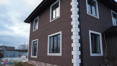 Картинка дома из фасадных панелей с балконом