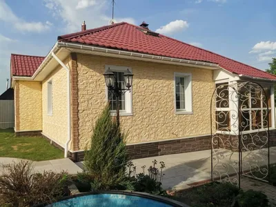 Фото дома из фасадных панелей с просторной кухней
