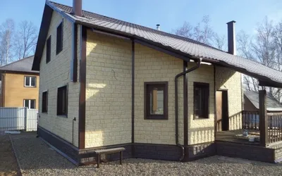 Фото дома из фасадных панелей с открытым барбекю