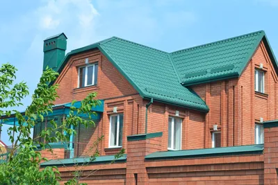 Фото дизайна дома из красного кирпича с прекрасным ландшафтом