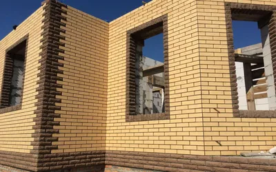 Красивый дом из красного кирпича на фото
