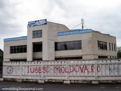 Красота дома с бело-серым сайдингом на фото