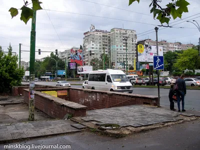 Фото идеального дизайна дома с бело-серым сайдингом