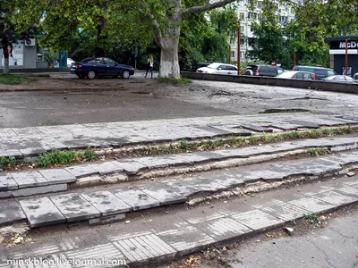 Красивый дизайн дома обшитого бело-серым сайдингом на фото