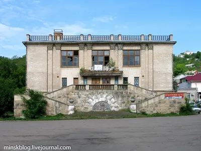 Бело-серый сайдинг: прекрасный дизайн дома на фото