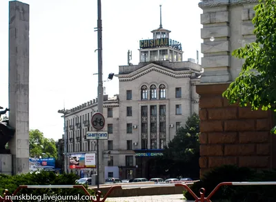 Прекрасный дом с бело-серым сайдингом на фото