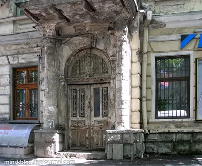 Фото дома с бело-серым сайдингом: современный дизайн