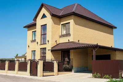 Фото дома из кирпича с ландшафтным дизайном