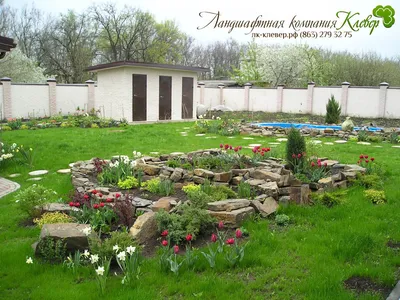 Фотография двора с каменным барбекю 