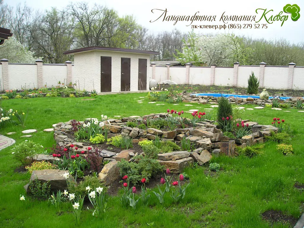 Фотография двора с каменным барбекю Фотография двора с каменным барбекю