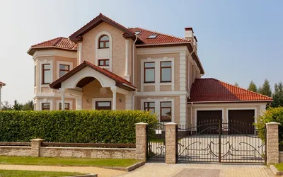 Изображение двухэтажного дома с красивым фасадом