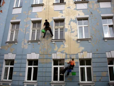 Фото с дизайном фасада деревянного дома в солнечный день