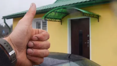 Изображение крыльца в частном доме с балконом