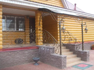 Крыльцо загородного дома с элементами классического дизайна