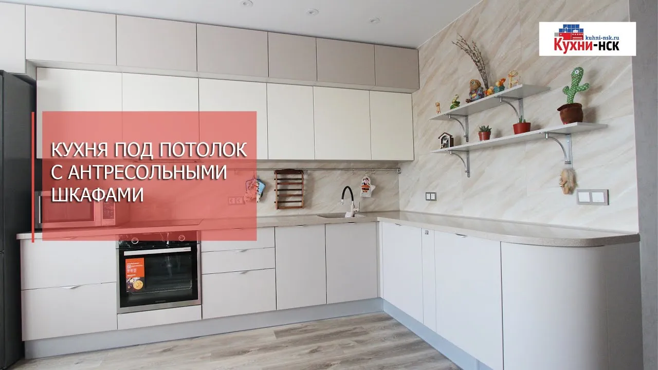 Фото кухни в частном доме с большими окнами и естественным светом Фото кухни в частном доме с большими окнами и естественным светом