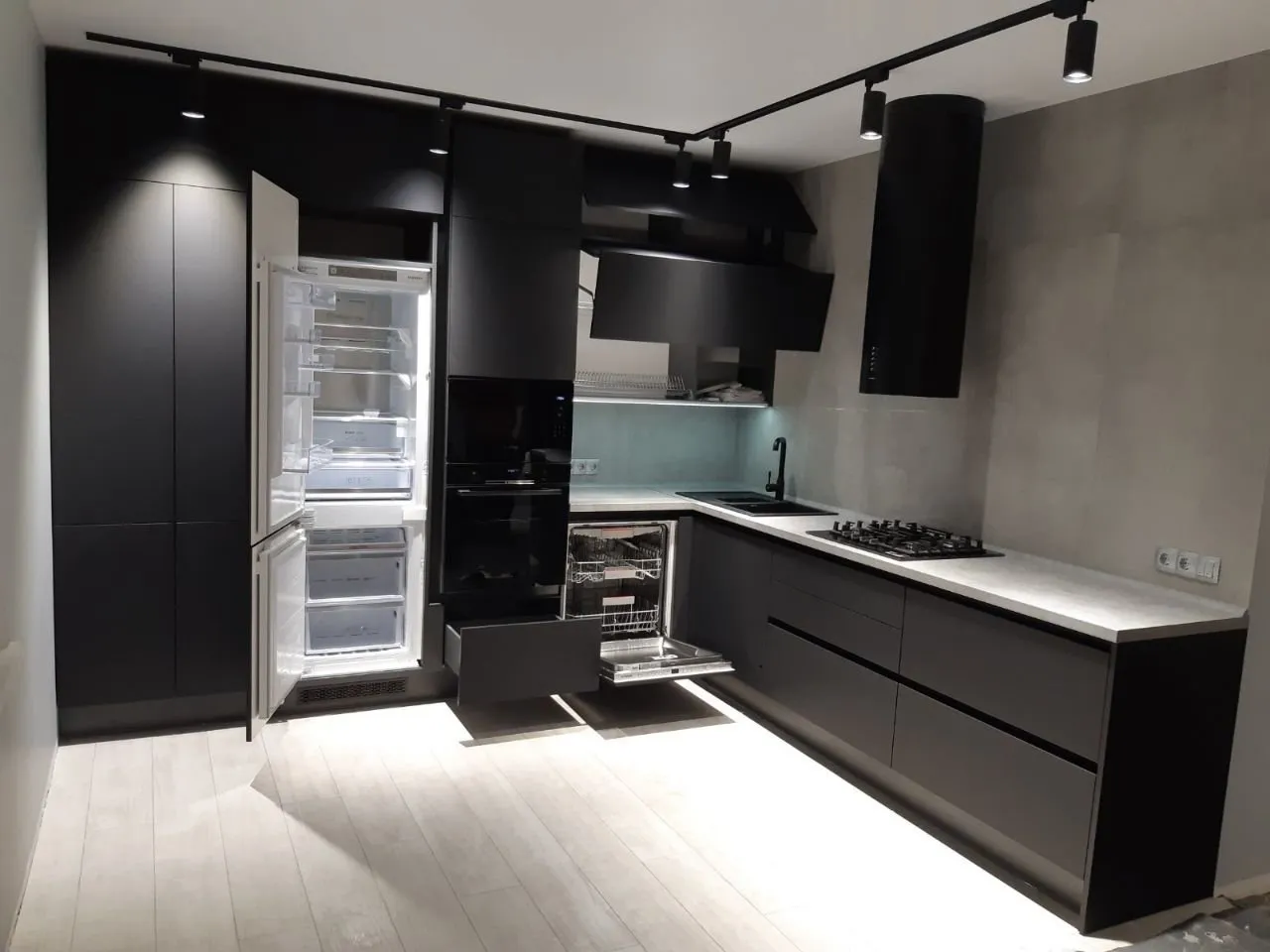Кухня черный верх. Кухня Феникс НТМ черный. Феникс фасады для кухни. Fenix кухни черный холодильник. Кухня с черными фасадами.