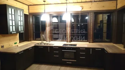 Стильная кухня в деревянном доме: фото