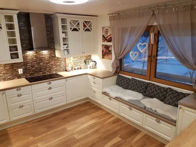 Кухня с окном и оригинальным дизайном стен