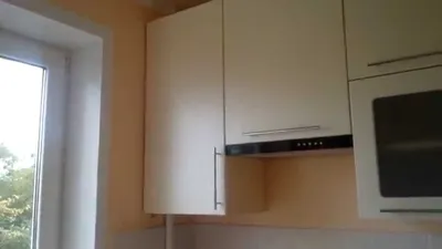 Кухня с окном и дизайном в скандинавском стиле