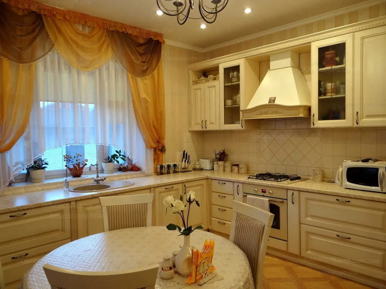 Уютная кухня в доме с окном Уютная кухня в доме с окном
