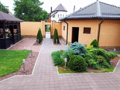 Фото маленького двора, где каждая деталь важна
