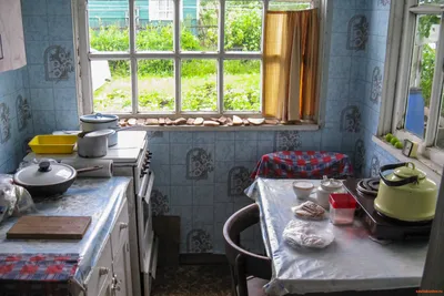 Дизайн кухни в частном доме: фото с использованием ярких акцентов
