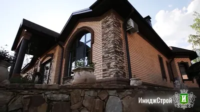 Фото дизайна гостиной с большим окном