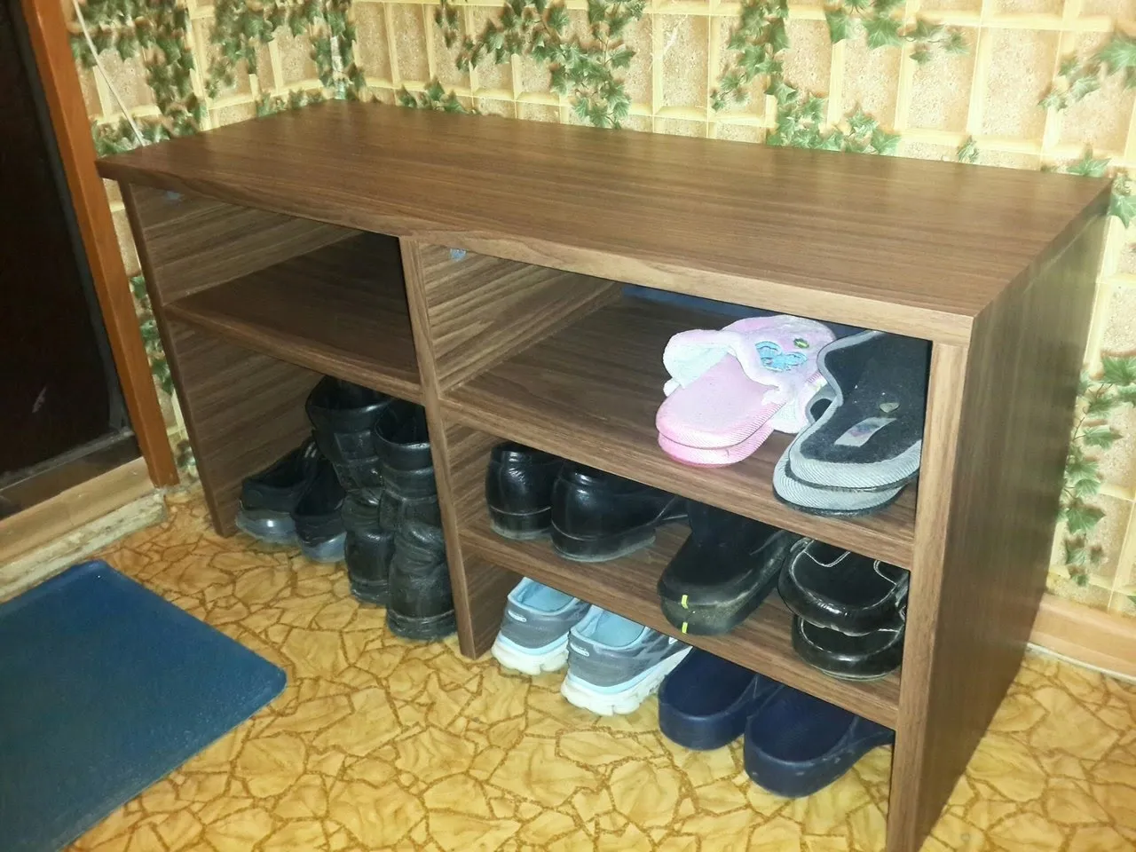 Прихожая с ящиками в частном доме Прихожая с ящиками в частном доме