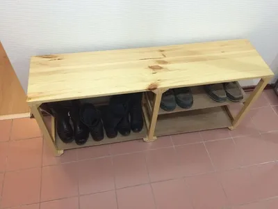 Прихожая с элементами из дерева в частном доме