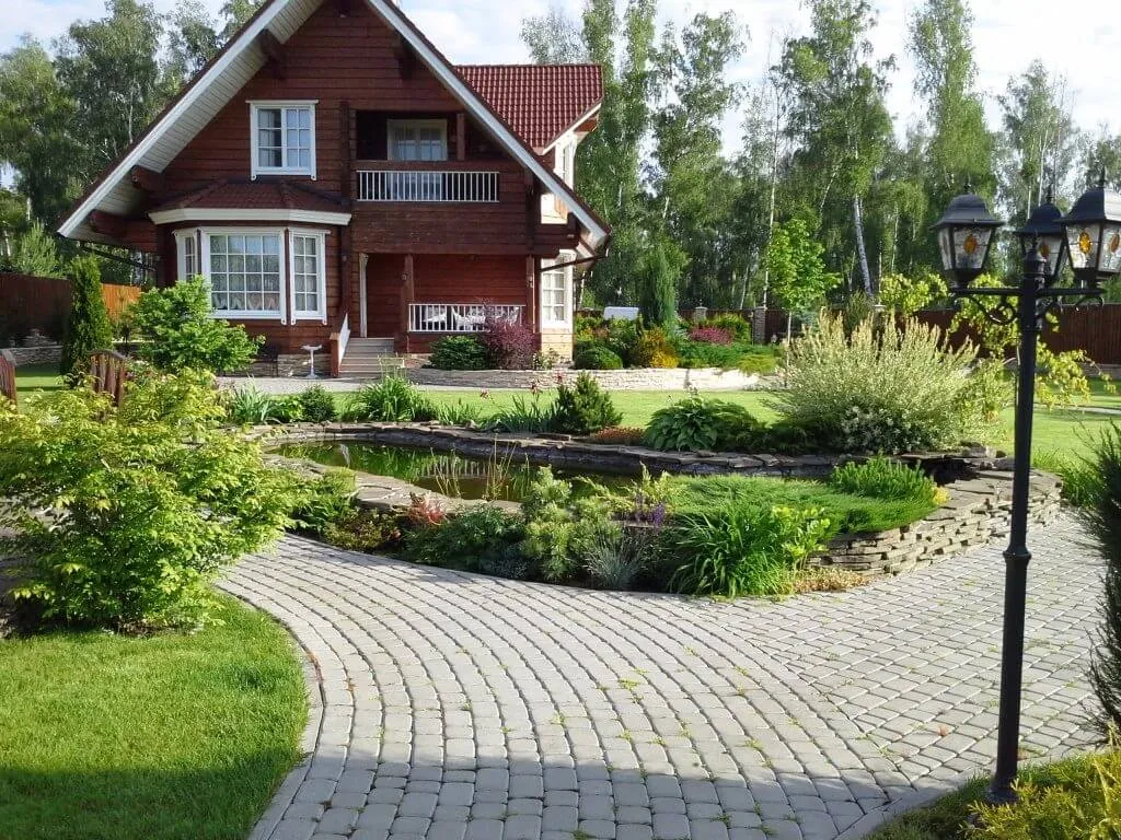 Изображение уютного участка загородного дома с беседкой Изображение уютного участка загородного дома с беседкой