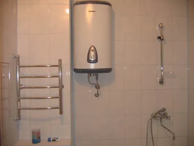 Уютная ванная с установленным водонагревателем в частном доме