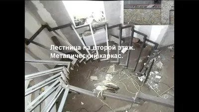 Лестница из натурального дерева в частном доме