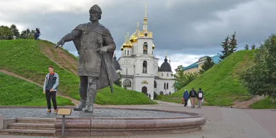 Памятник всем погибшим при строительстве канала Москва - Волга в 1932 -  1937 гг. : Дмитровский р-н, между ст. Яхрома и Дмитров (по левую сторону  железной дороги, идущей от Москвы) : Россия,