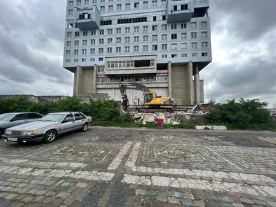 В Калининграде начали сносить легендарный Дом Советов