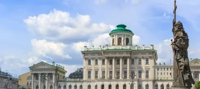 Прогулки по стране. Дом Пашкова 📍 Москва 🏛️ На закате солнца высоко над  городом на каменной террасе одного из самых красивых зданий в… | Instagram