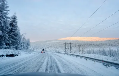 Фотография Якутия. Федеральная трасса Якутск - Магадан, участок Усть-Нера -  Хандыга, Черный прижим | Фотобанк ГеоФото/GeoPhoto | GetImages Group