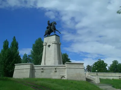 Василий Никитич Татищев - основатель города, жанровая скульптура, Самарская  область, Тольятти, микрорайон Портовый — Яндекс Карты