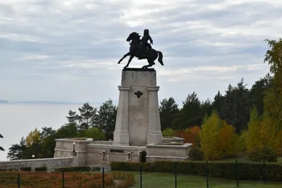 Памятник Татищеву На Берегу Волги В Тольятти Россия — стоковые фотографии и  другие картинки Большой город - iStock