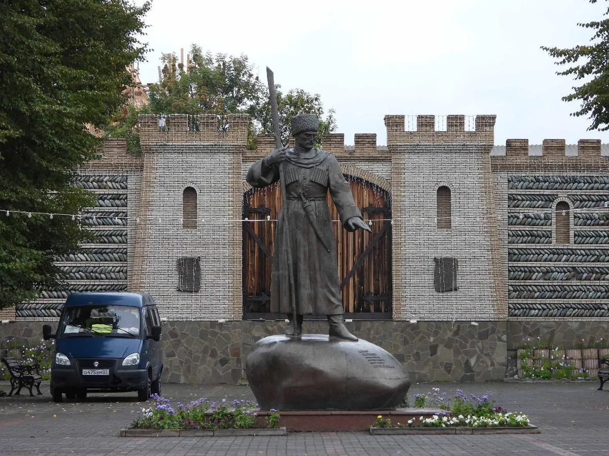 Бугулов памятник владикавказ. Памятник на Штыба во Владикавказе. Площадь Штыба Владикавказ. Памятник Дзаугу Бугулову Владикавказ. Владикавказ памятник Бугулов.