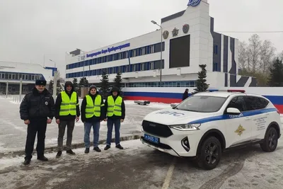 В Татарстане инспектор ДПС помог автоледи с ребенком, у которых лопнуло  колесо | Вести Татарстан