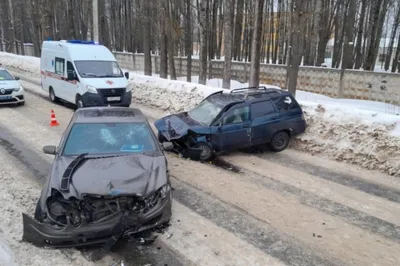 Самосвал раздавил такси, убив двух человек. Виновник ДТП сбежал - Газета.Ru