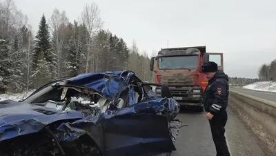 Один человек погиб при столкновении двух автомобилей в Свердловской области  - РИА Новости, 04.01.2022