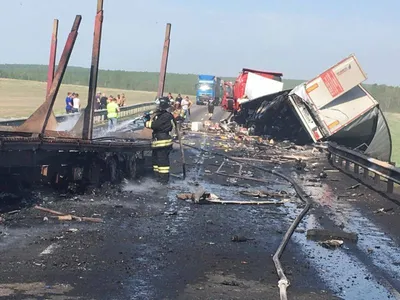 Грузовики раздавили легковушку в ДТП в Красноярском крае: 2 человека погибли