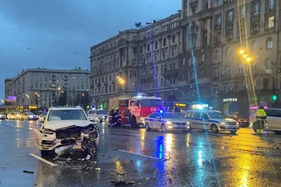 Мотоциклиста госпитализировали после ДТП с такси на юго-западе Москвы //  Новости НТВ