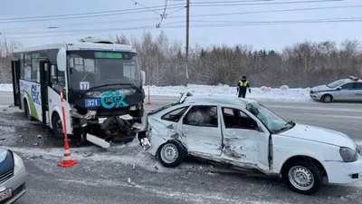 В Омске четыре человека пострадали в ДТП с автобусом, ехавшим до кладбища -  РИА Новости, 12.01.2023